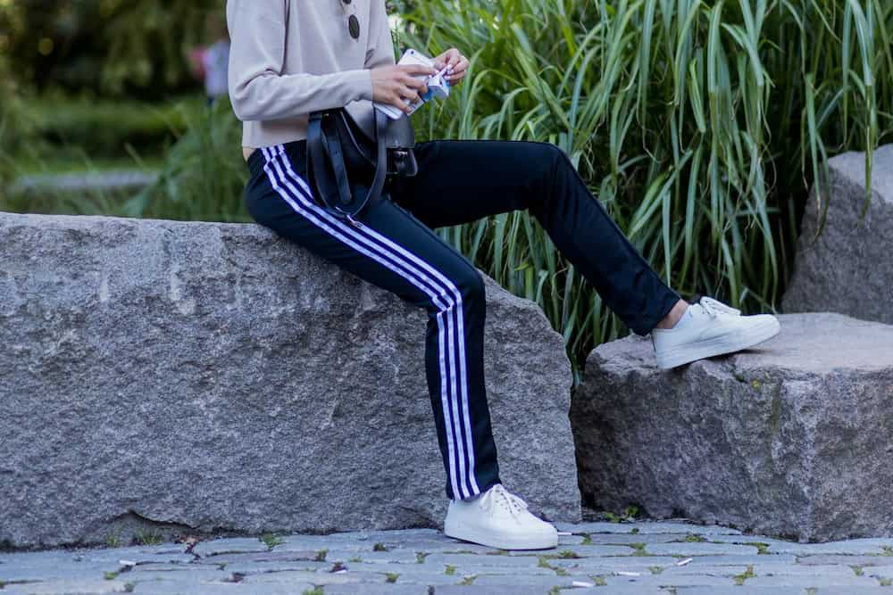  buy cropped Adidas sweatpants + great price 